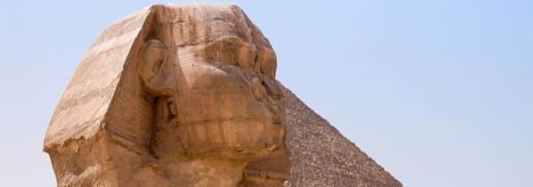 Will Smith visite le Sphinx et les Pyramides en Égypte.